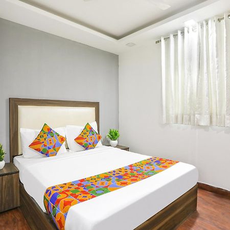 Hotel Fabexpress The Arrow Nueva Delhi Exterior foto