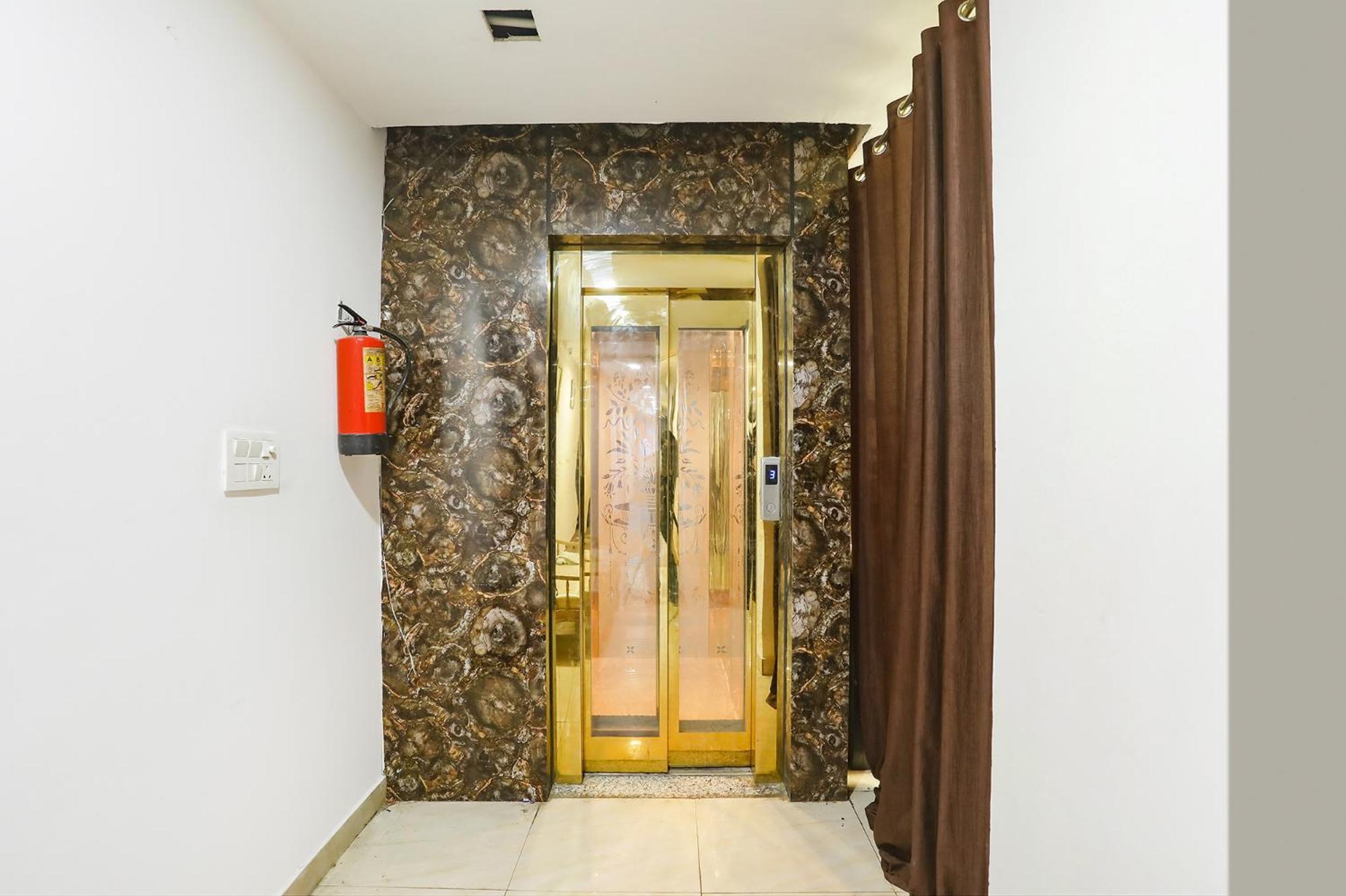 Hotel Fabexpress The Arrow Nueva Delhi Exterior foto