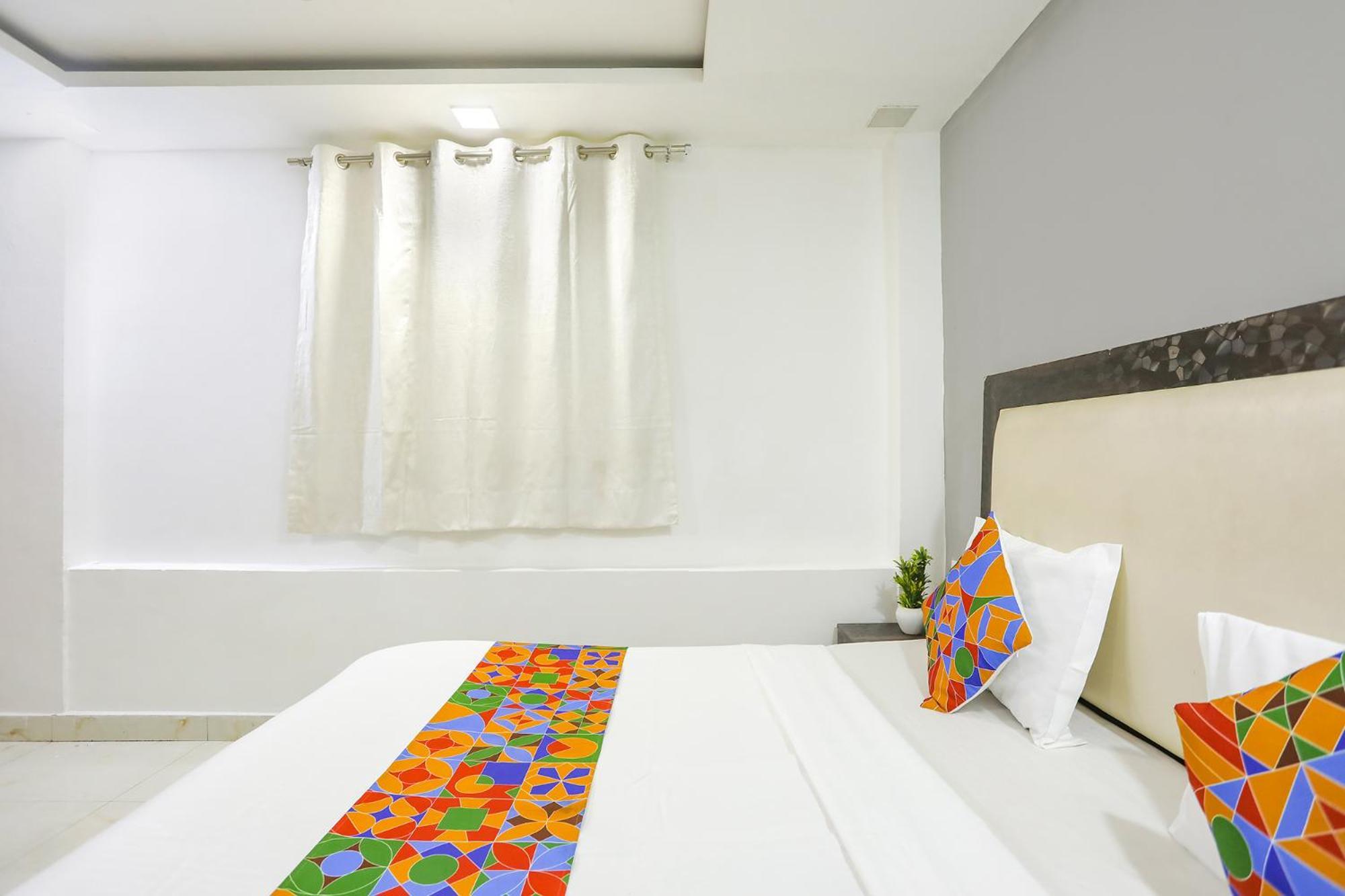 Hotel Fabexpress The Arrow Nueva Delhi Exterior foto