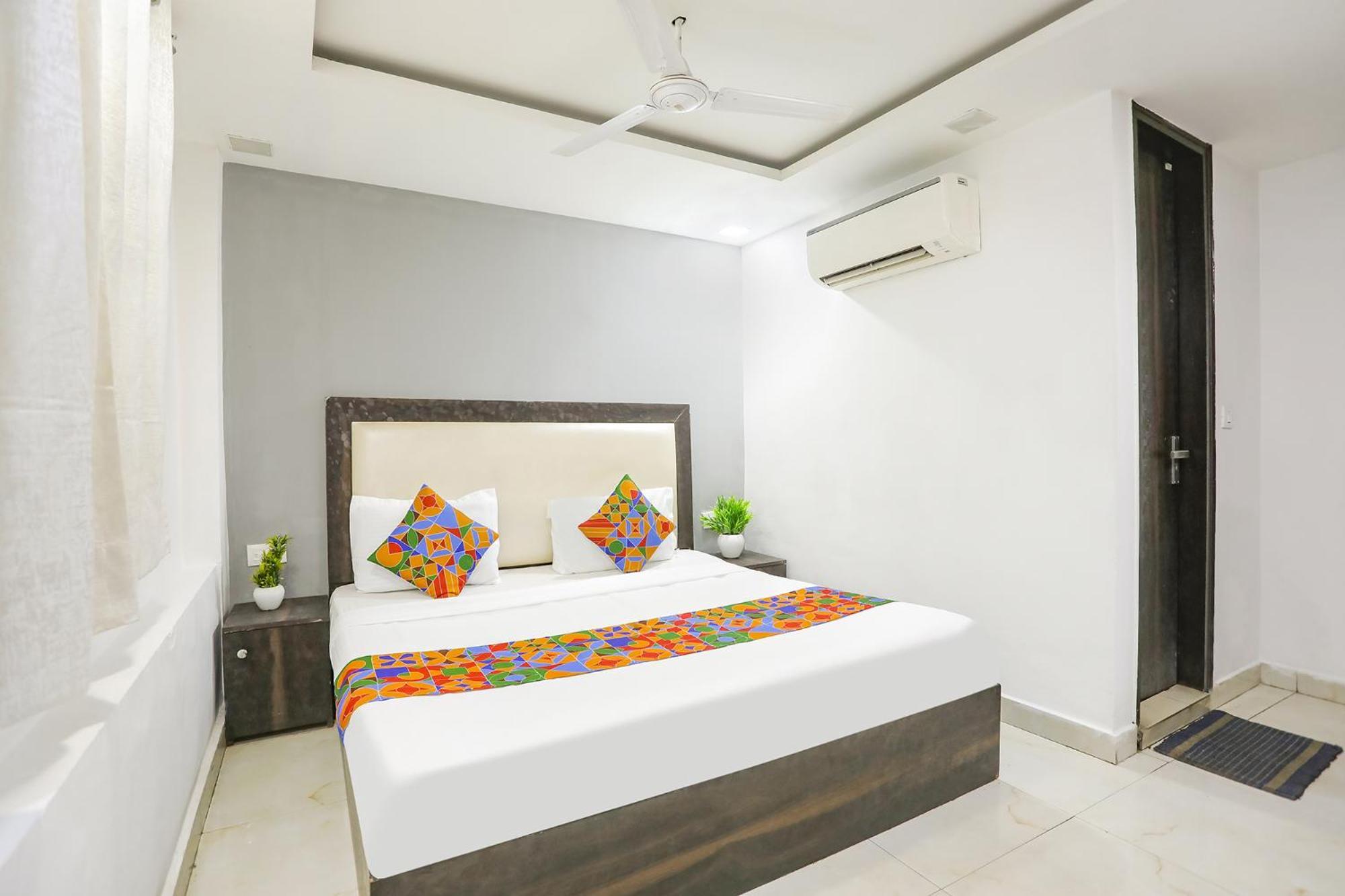 Hotel Fabexpress The Arrow Nueva Delhi Exterior foto