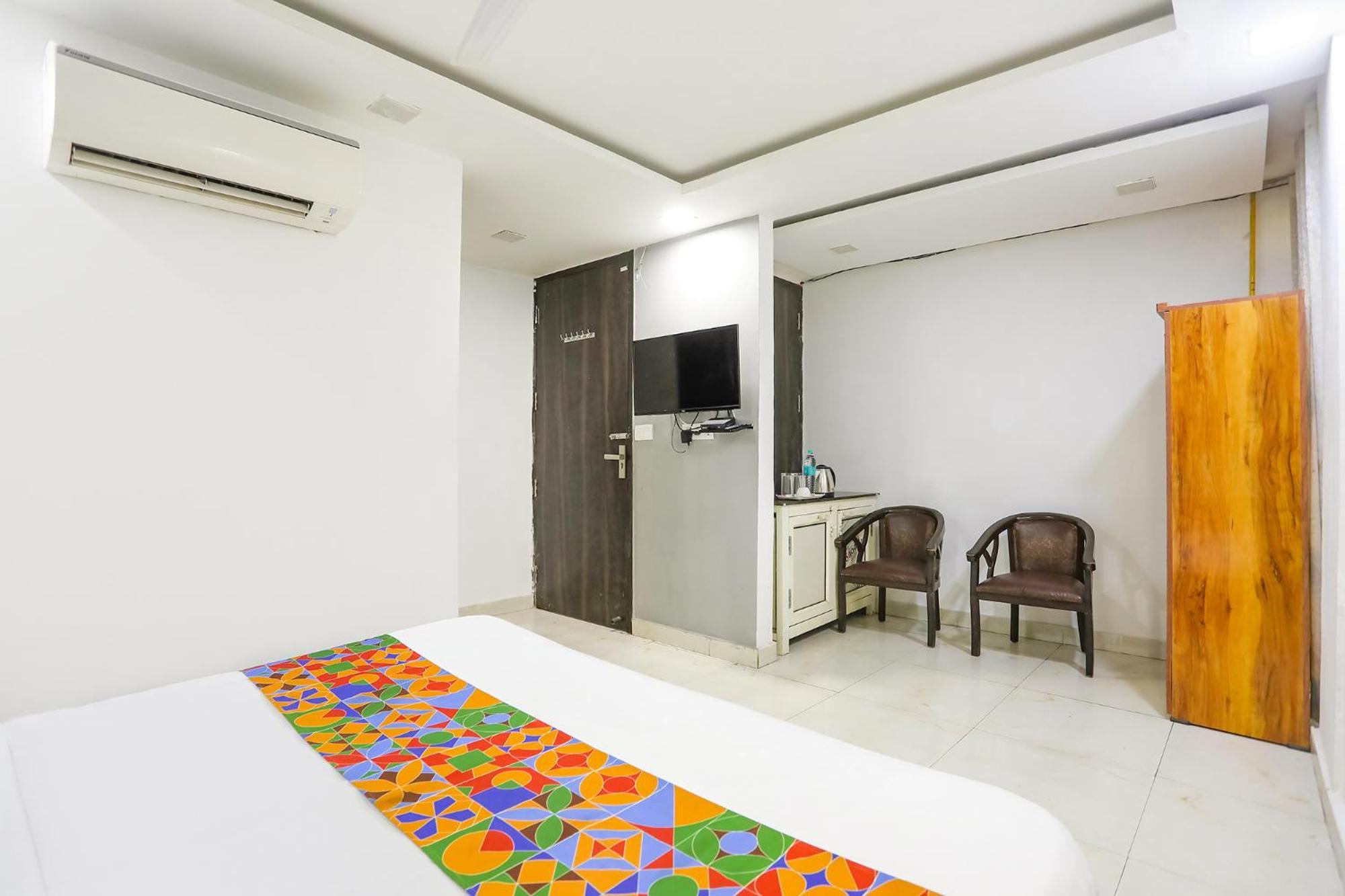 Hotel Fabexpress The Arrow Nueva Delhi Exterior foto