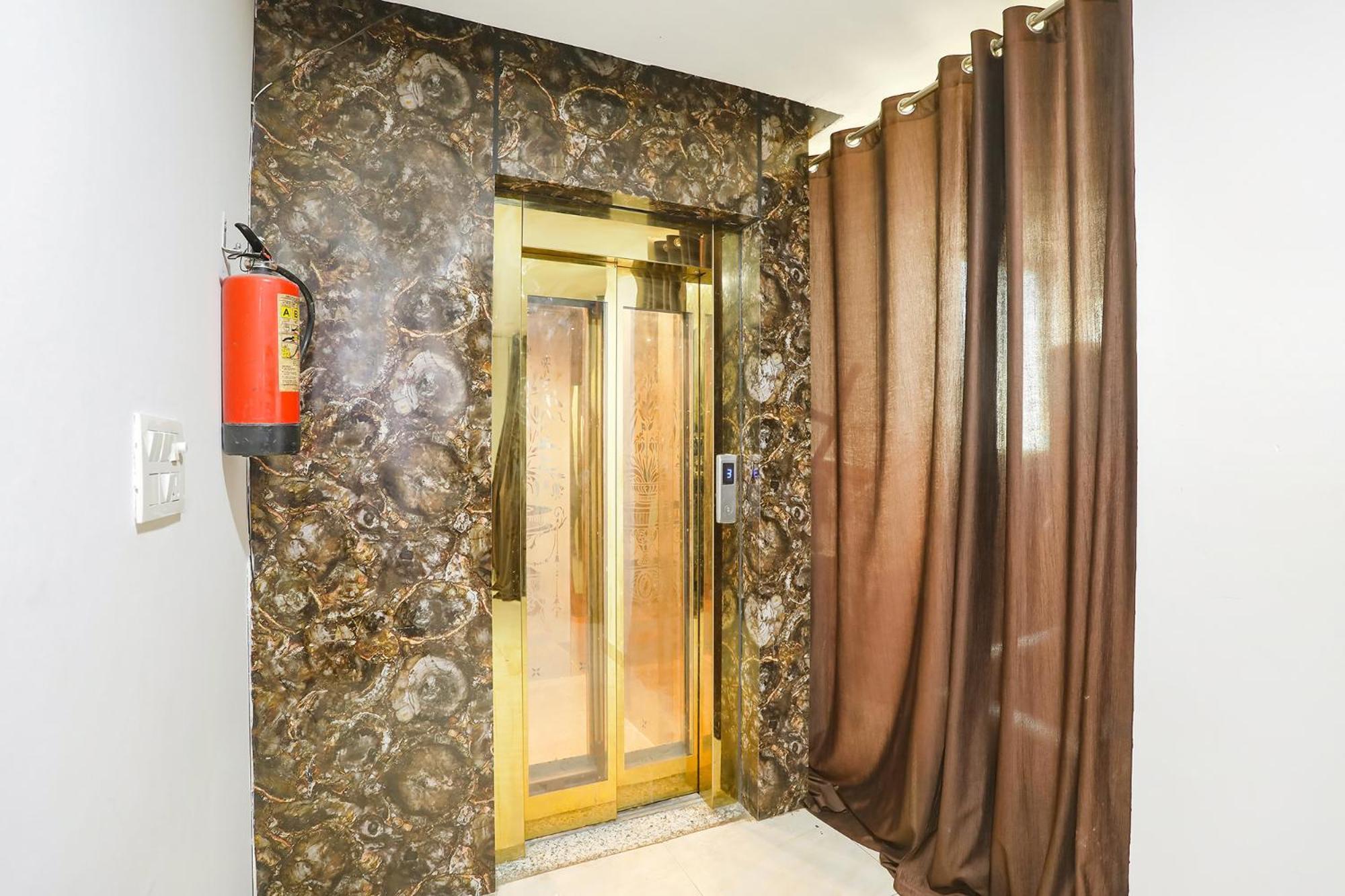 Hotel Fabexpress The Arrow Nueva Delhi Exterior foto